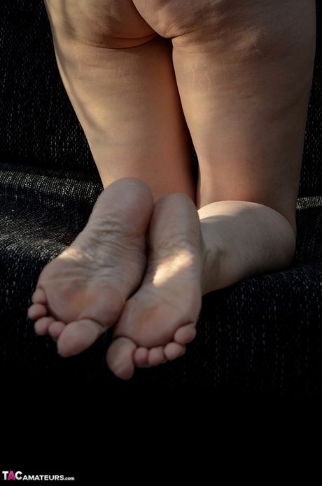 熟女德國黑髮辣媽脫光衣服，露出襪子，展現她完美的臀部