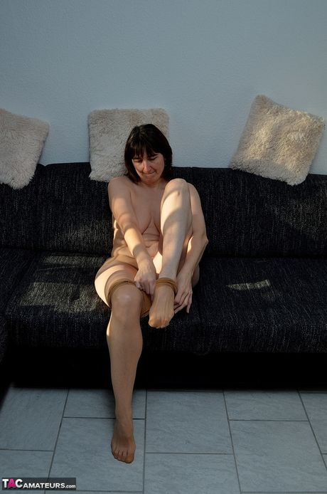 Wonderful Milf 是一位性感的成熟女士，喜歡炫耀自己的身體