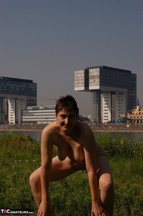 Moden tysk dame, lækker milf, stripper nøgen og poserer udendørs