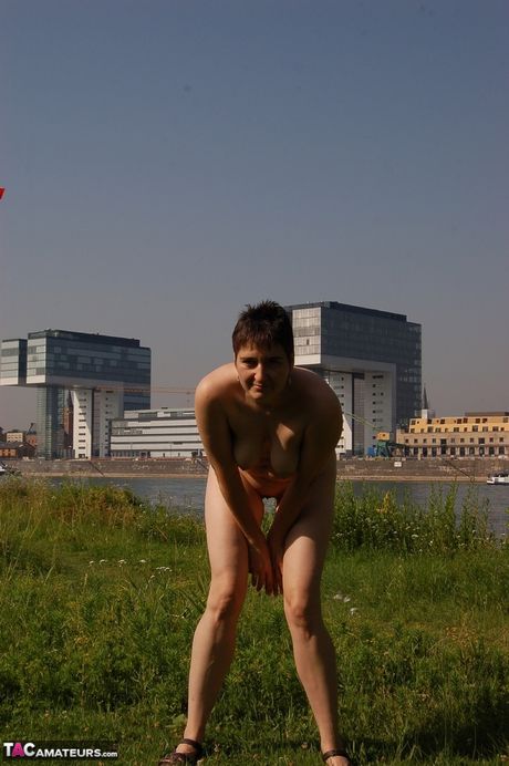 成熟したドイツ人女性ホットミルフは裸になり、屋外でポーズをとる