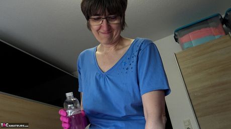 ラテックス手袋をはめたセクシーなドイツ人のママ、ホットな熟女がオマンコを舐められ、犯される