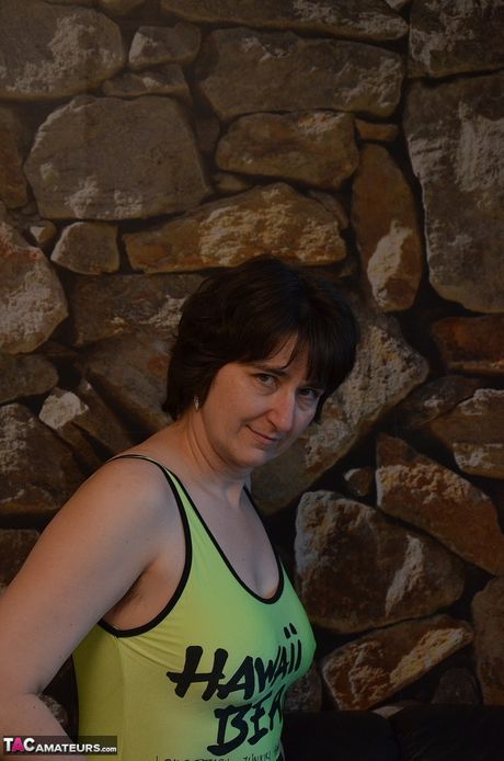 Moden tysk brunette Ivana Slew stripper sin badedragt og afslører sin nøgne figur