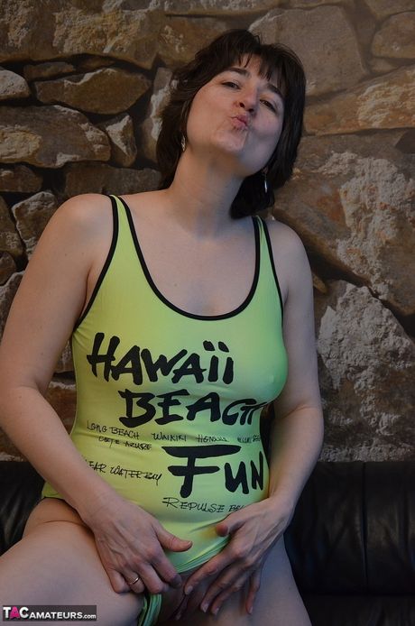 Moden tysk brunette Ivana Slew stripper sin badedragt og afslører sin nøgne figur