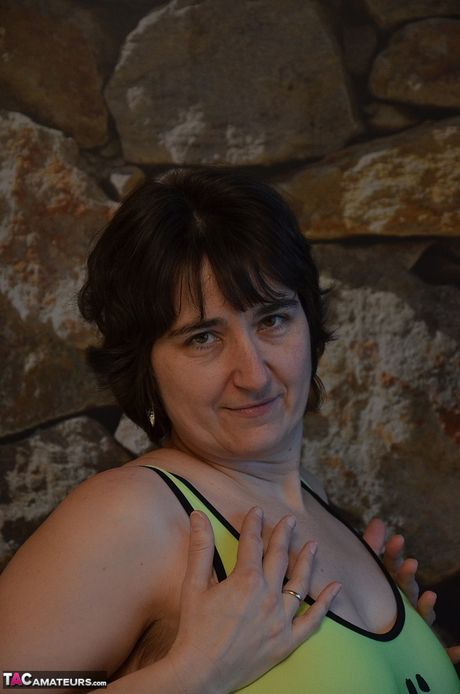 Moden tysk brunette Ivana Slew stripper sin badedragt og afslører sin nøgne figur