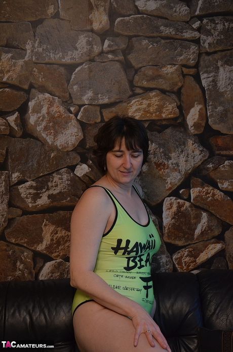 Moden tysk brunette Ivana Slew stripper sin badedragt og afslører sin nøgne figur