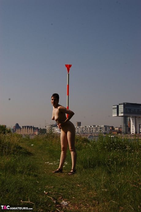 Voksen tysk mørkhåret hot milf stripper nøgen og poserer i solen