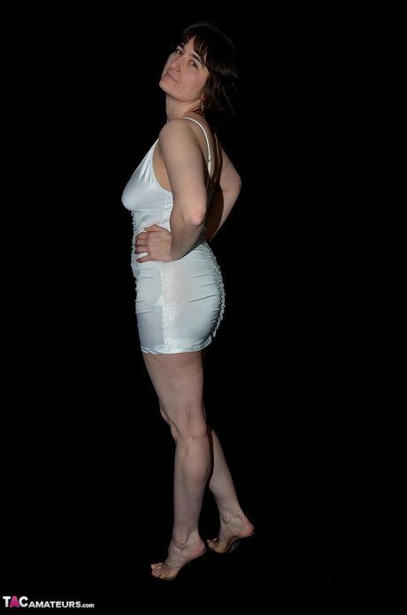 成熟したドイツのブルネットのイヴァナ・スルーはドレスを脱ぎ捨て、大きな胸を誇示します