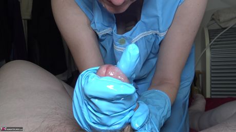 戴著乳膠手套的德國成年女士以 POV 視角吸吮並騎乘陰莖