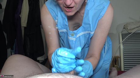 ラテックス手袋をはめたドイツ人女性がPOVアクションでチンポをしゃぶり、乗る