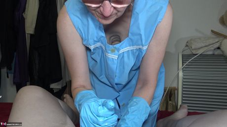 ラテックス手袋をはめたドイツ人女性がPOVアクションでチンポをしゃぶり、乗る