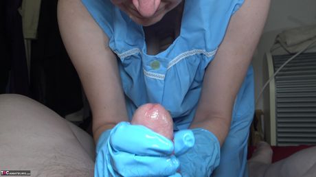 ラテックス手袋をはめたドイツ人女性がPOVアクションでチンポをしゃぶり、乗る