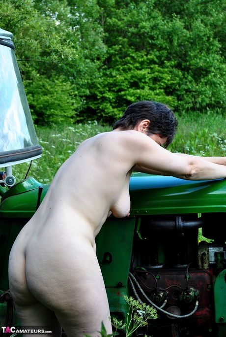 素晴らしい熟女は、屋外で裸になるのが大好きなとてもセクシーな女性です。