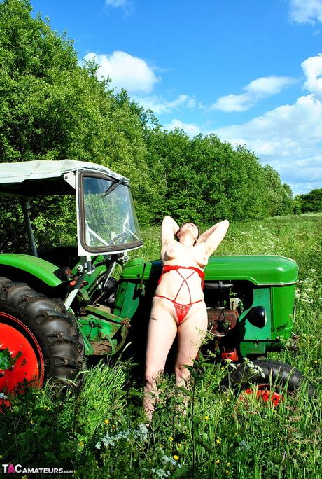 素晴らしい熟女は、屋外で裸になるのが大好きなとてもセクシーな女性です。