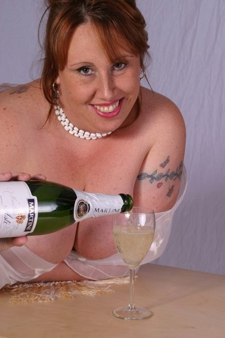 Britisk MILF Charlie afslører sine store jugger og poserer solo