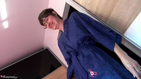 メガネをかけたドイツ人熟女がフェラチオした後に口内射精を受ける