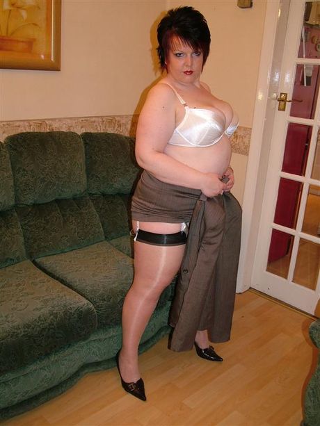 成熟的英國助理 Double Dee 脫光衣服，露出絲襪，露出她令人驚嘆的乳房