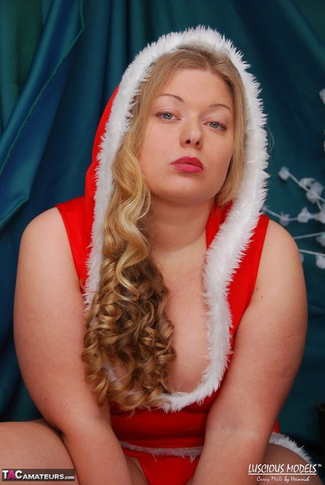 金髮素人 Meile 展示她巨大的乳房，並在獨奏中揭開她完全裸體的面紗