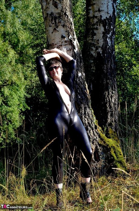 Fantastisk tysk moden dame i latexdragter viser sin fisse udendørs