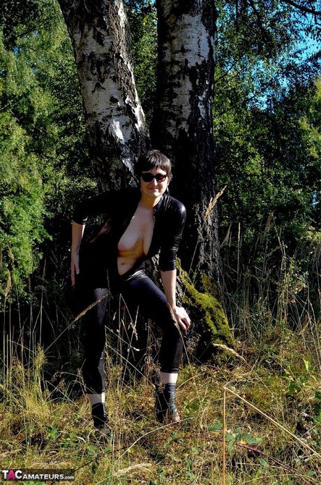 Fantastisk tysk moden dame i latexdragter viser sin fisse udendørs