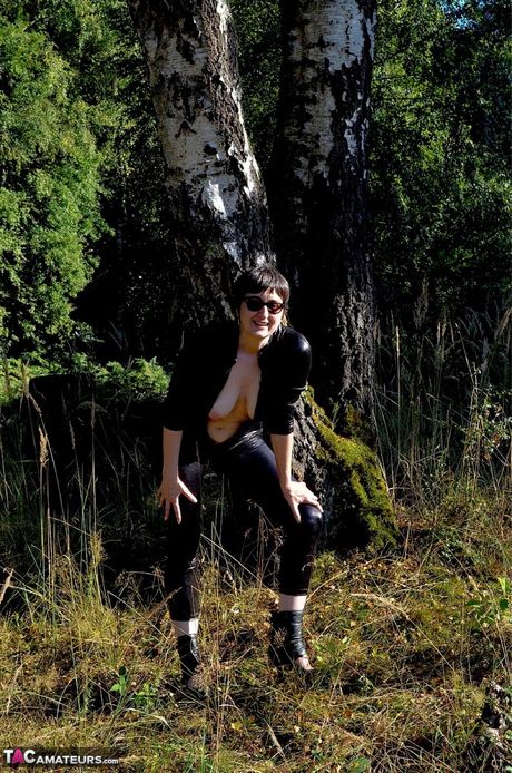 Fantastisk tysk moden dame i latexdragter viser sin fisse udendørs