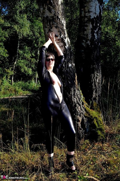 Fantastisk tysk moden dame i latexdragter viser sin fisse udendørs