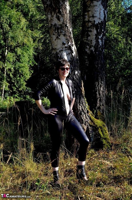 Fantastisk tysk moden dame i latexdragter viser sin fisse udendørs