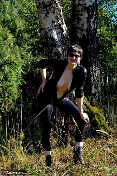 Fantastisk tysk moden dame i latexdragter viser sin fisse udendørs