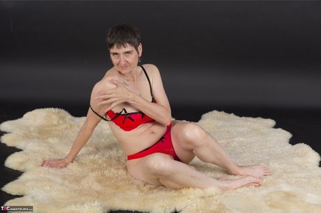 素晴らしいドイツのMILFホットなMILFは、寝室で裸になった後に濡れたオマンコを指で触る