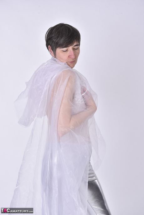 Smuk tysk moden dame i høje hæle stripper for at vise sine petite små bryster