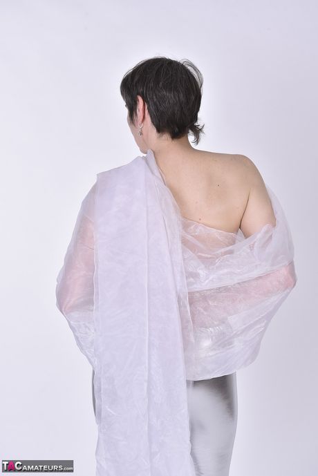 Smuk tysk moden dame i høje hæle stripper for at vise sine petite små bryster