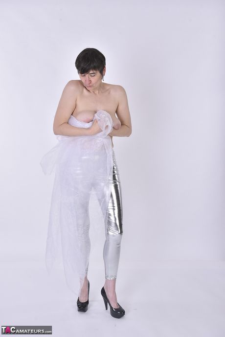 Smuk tysk moden dame i høje hæle stripper for at vise sine petite små bryster