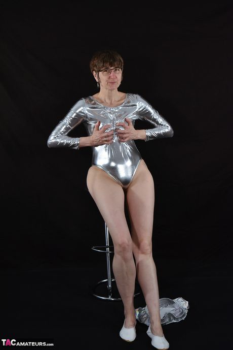 Dejlig tysk moden dame med briller strimler for at vise sine petite små bryster og skaldede fisse