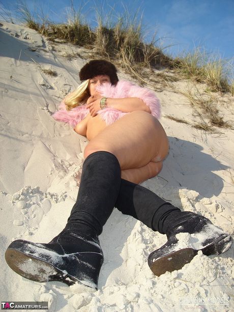 曲線美熟婦 Meile 在戶外獨自秀出她的大胸脯和臀部