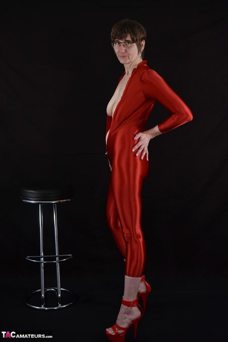 Adult german lady in latex suit revealing her tits and pussy in the studio