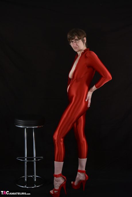 Voksen tysk dame i latexdragt afslører sine bryster og fisse i studiet