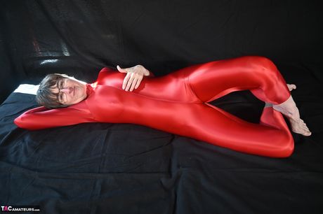 Fantastisk tysk moden i briller Hot Milf fremhæver sine store meloner og leger selv