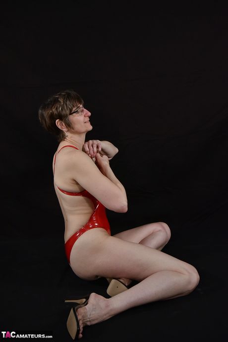 穿著紅色內衣的成熟德國黑髮辣媽獨自擺姿勢