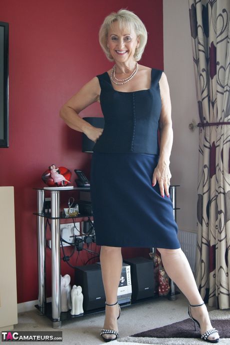 Lyshåret britisk milf sugar babe stripper til sine strømper og leger med sin liderlige fisse