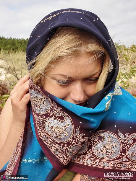 金髮大奶美女Meile在戶外展示她的大胸脯和臀部