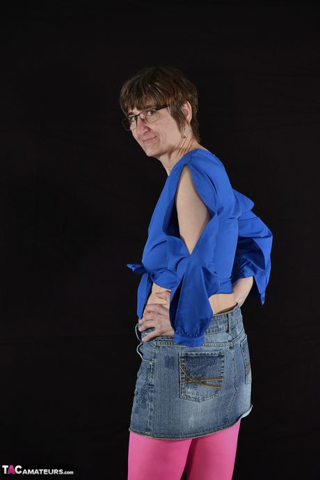 性感的德國熟女戴眼鏡脫衣露出她的小乳房和光禿的陰部