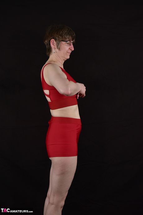 Sød tysk amatør MILF Lækker milf stripper og viser sine små bryster og røv