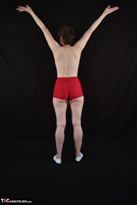 Sød tysk amatør MILF Lækker milf stripper og viser sine små bryster og røv