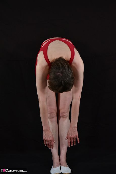 Sød tysk amatør MILF Lækker milf stripper og viser sine små bryster og røv