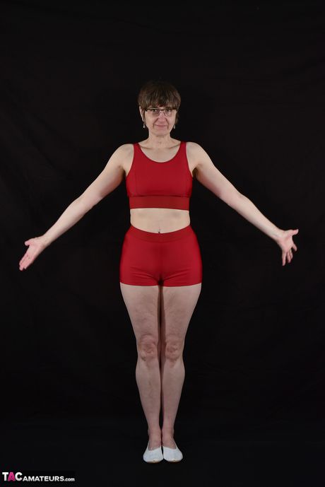 Sød tysk amatør MILF Lækker milf stripper og viser sine små bryster og røv