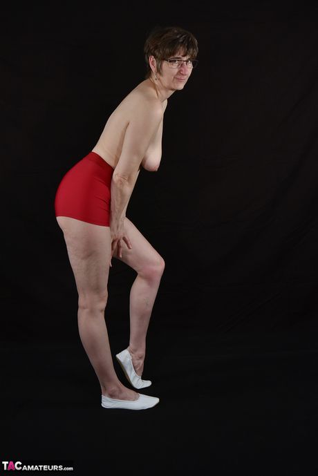 Sød tysk amatør MILF Lækker milf stripper og viser sine små bryster og røv