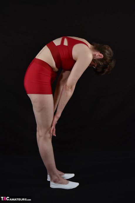 Sød tysk amatør MILF Lækker milf stripper og viser sine små bryster og røv