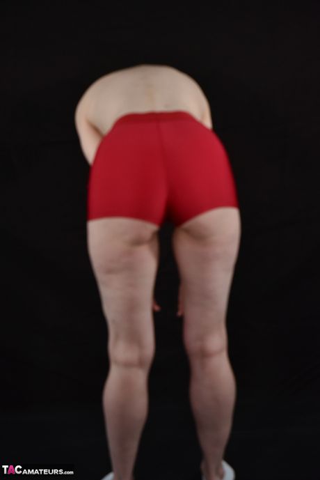 Sød tysk amatør MILF Lækker milf stripper og viser sine små bryster og røv