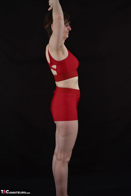 Sød tysk amatør MILF Lækker milf stripper og viser sine små bryster og røv