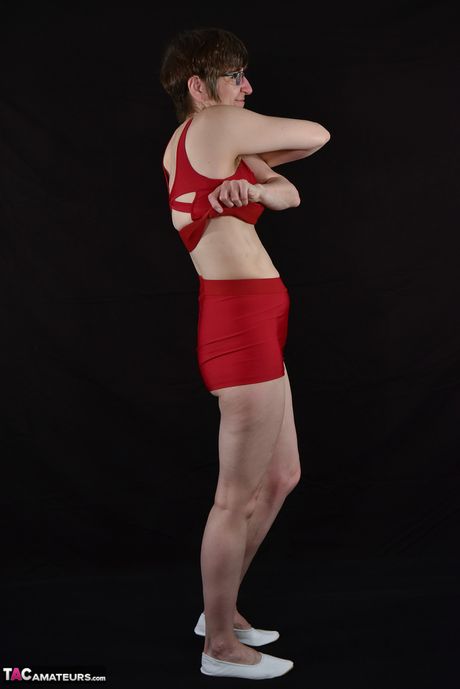 Sød tysk amatør MILF Lækker milf stripper og viser sine små bryster og røv