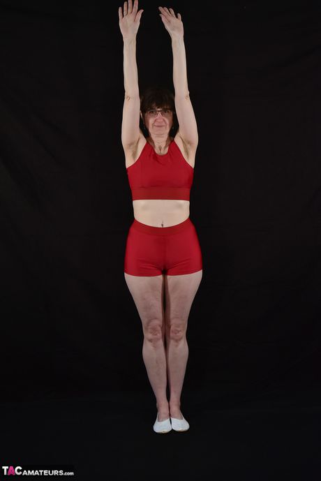 Sød tysk amatør MILF Lækker milf stripper og viser sine små bryster og røv